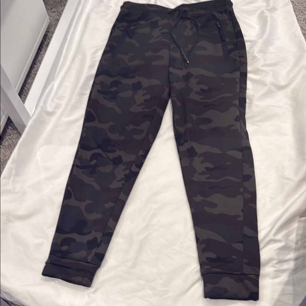 Boys Camo Jogger Pants size M